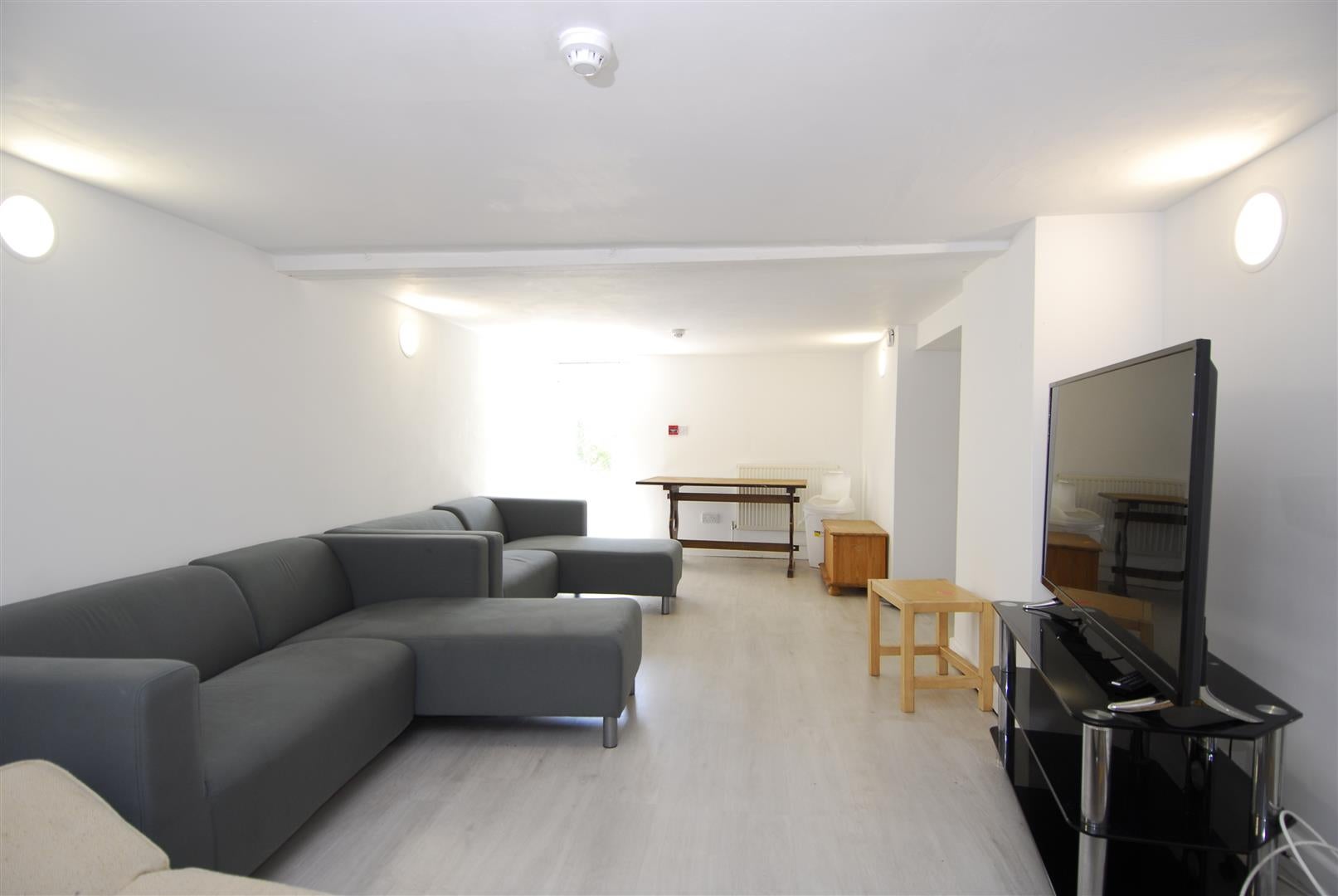 Room Lipson Road in Plymouth