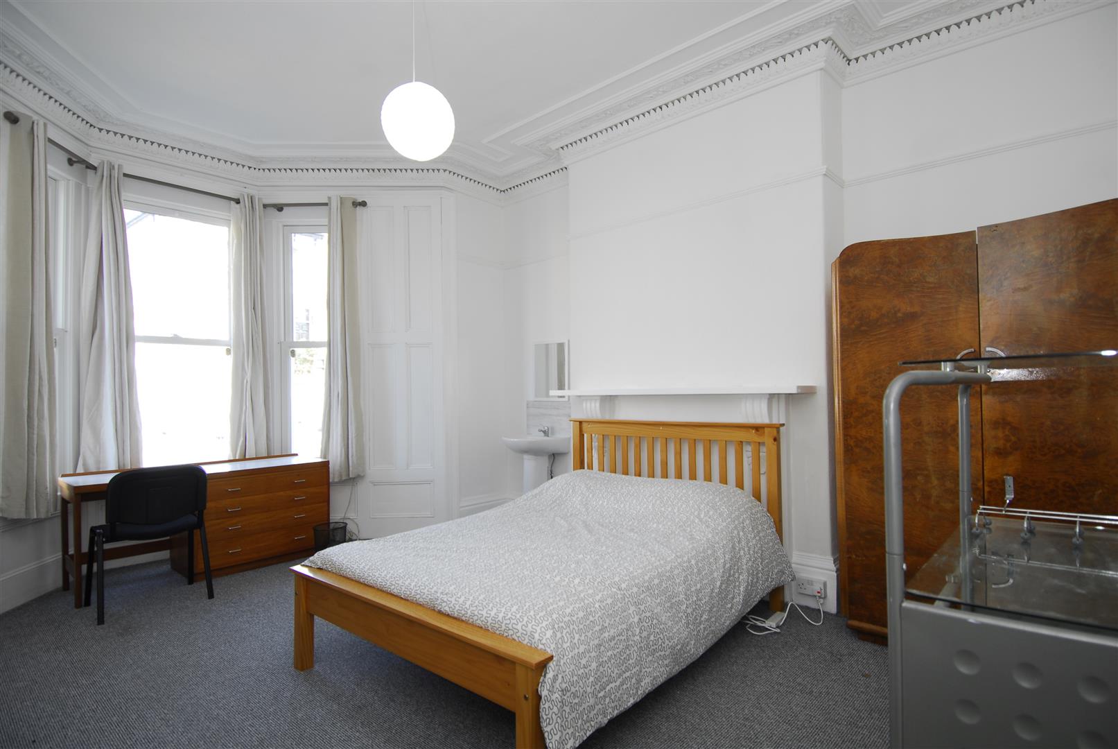 Room Lipson Road in Plymouth