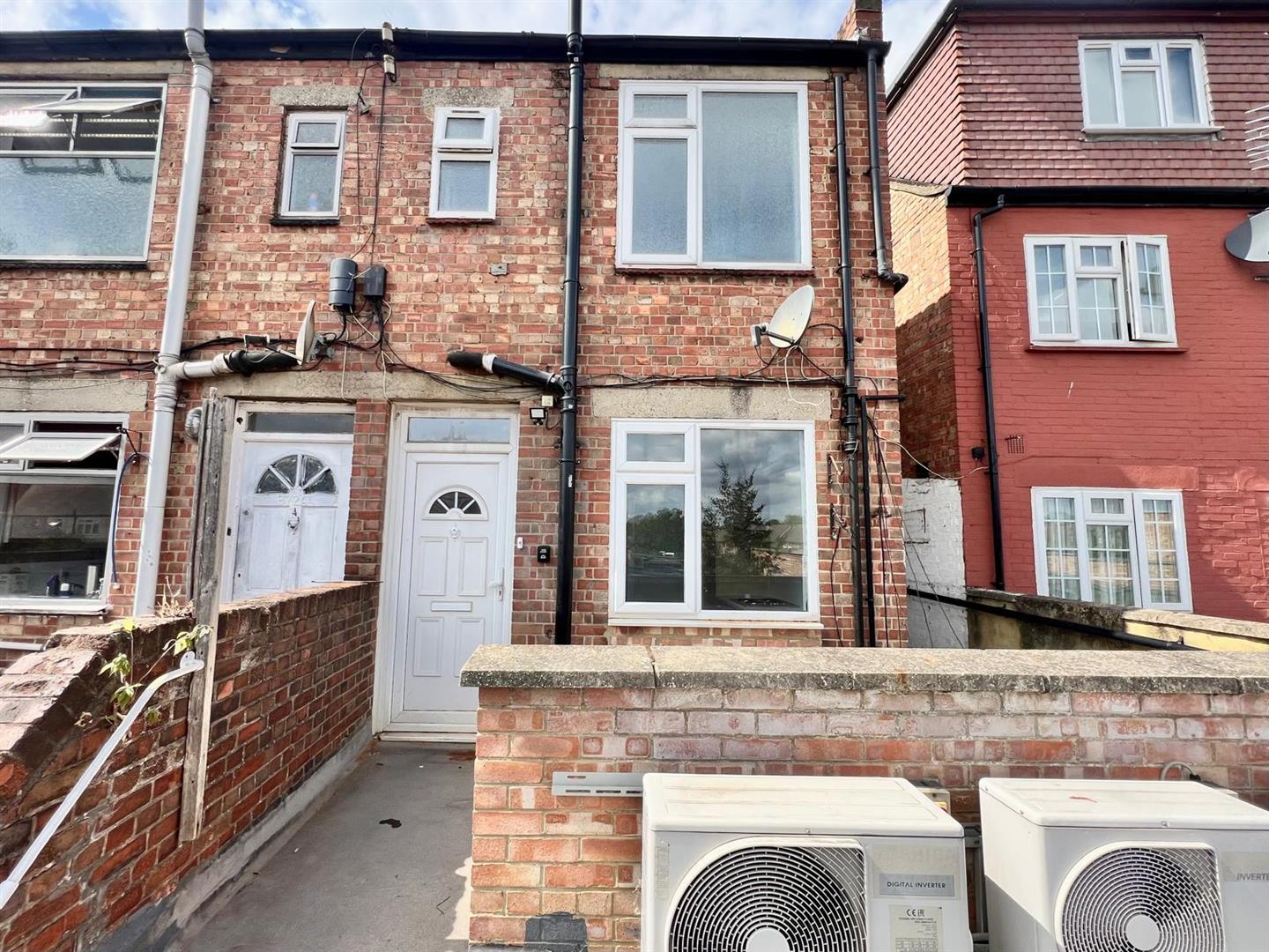Flat Long Lane in Greater London