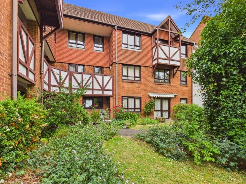 Flat King George V Road in Amersham