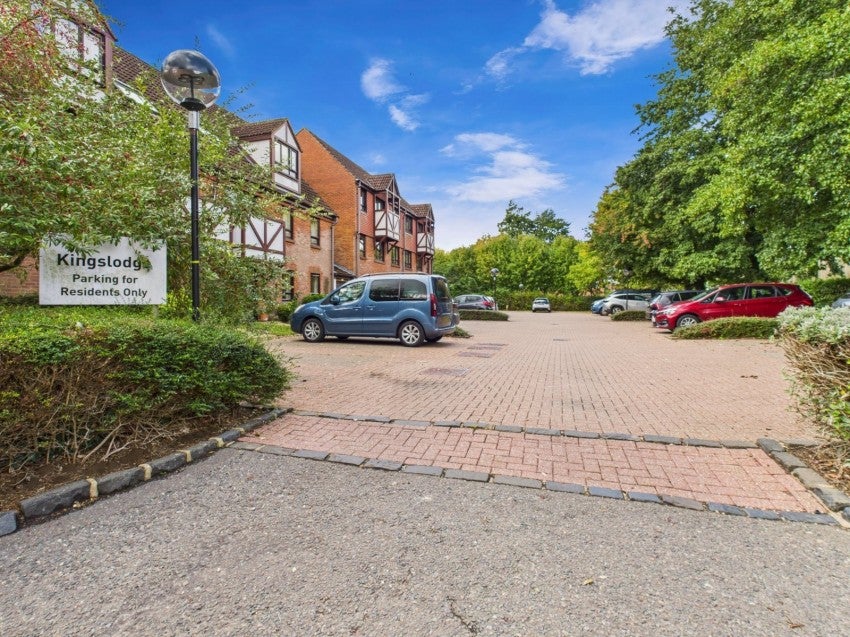 Flat King George V Road in Amersham