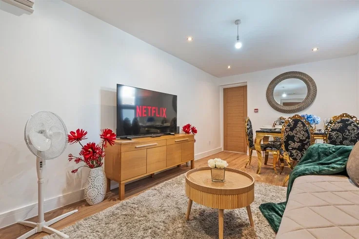 Flat Manbey Grove in Greater London