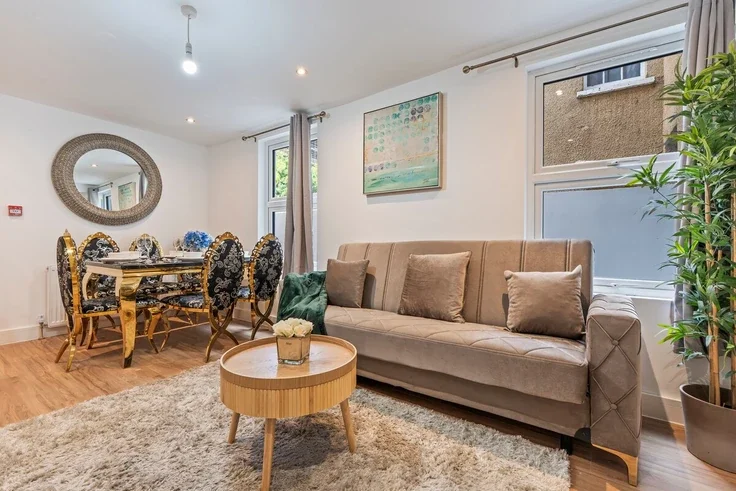 Flat Manbey Grove in Greater London