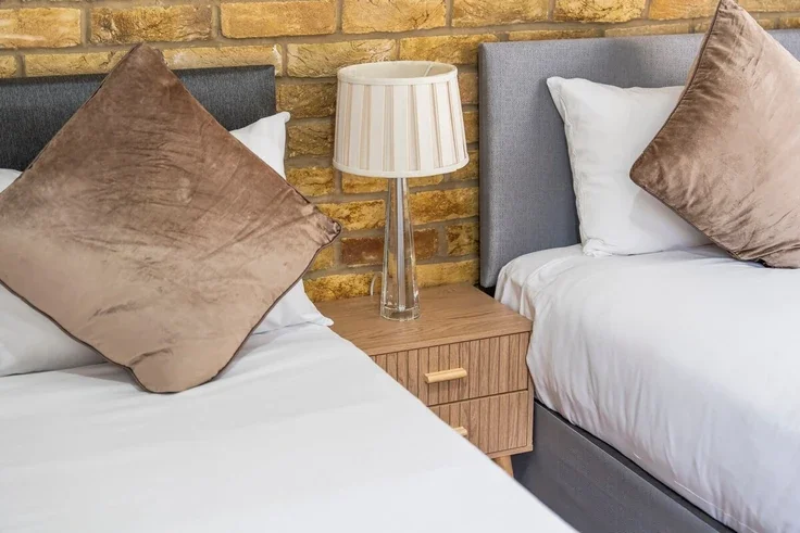 Flat Manbey Grove in Greater London