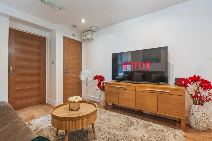 Flat Manbey Grove in Greater London