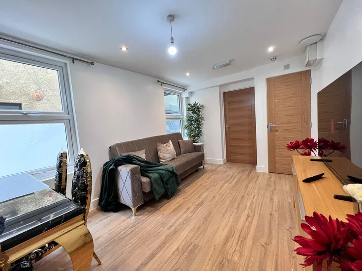 Flat Manbey Grove in Greater London