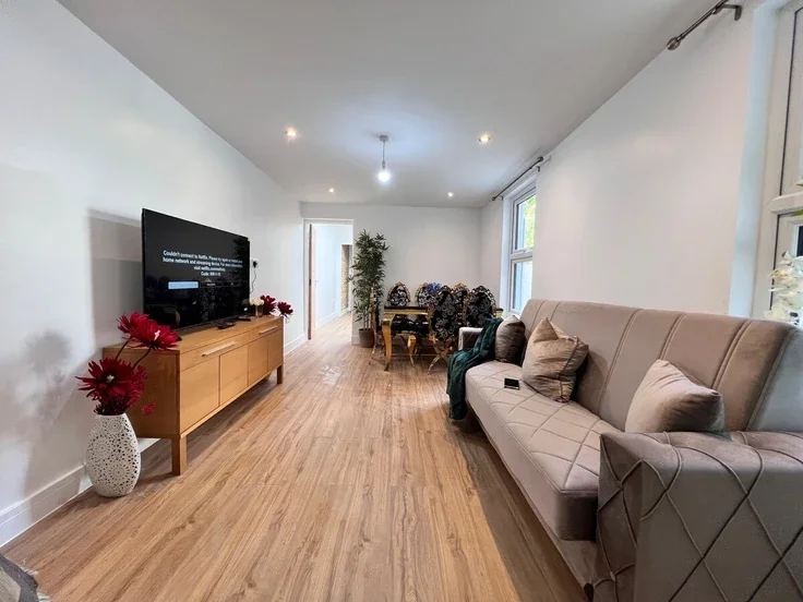 Flat Manbey Grove in Greater London