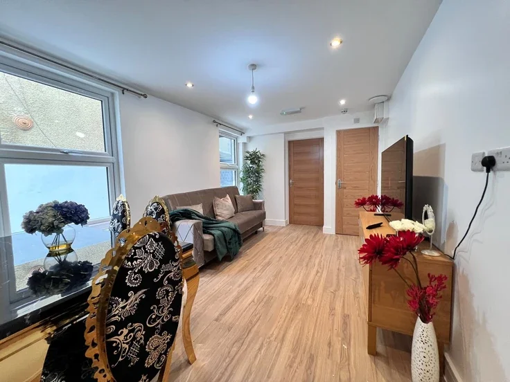 Flat Manbey Grove in Greater London