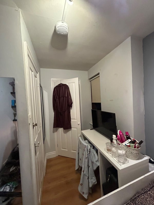 Room Westferry Road in Greater London