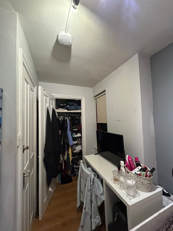 Room Westferry Road in Greater London