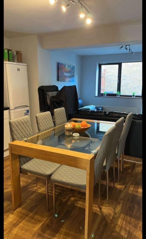 Room Westferry Road in Greater London