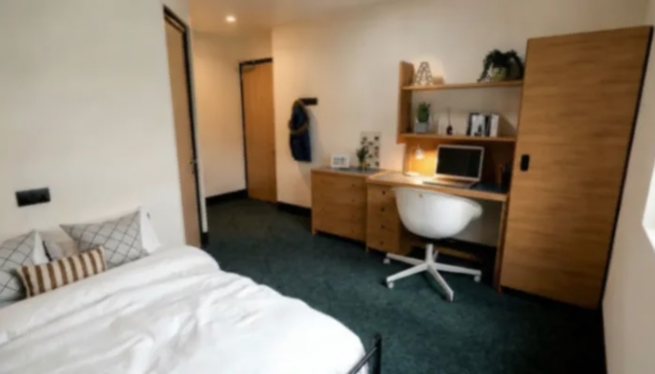 Room Bath Road in Cheltenham