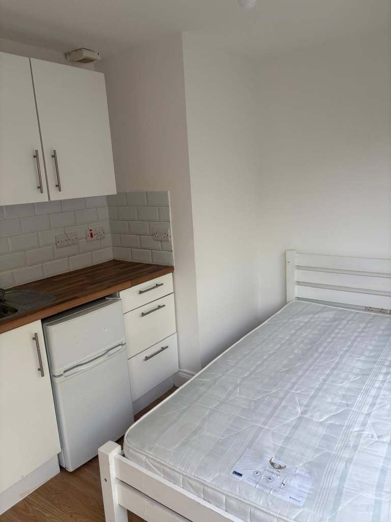 Room Pomfret Avenue in Luton