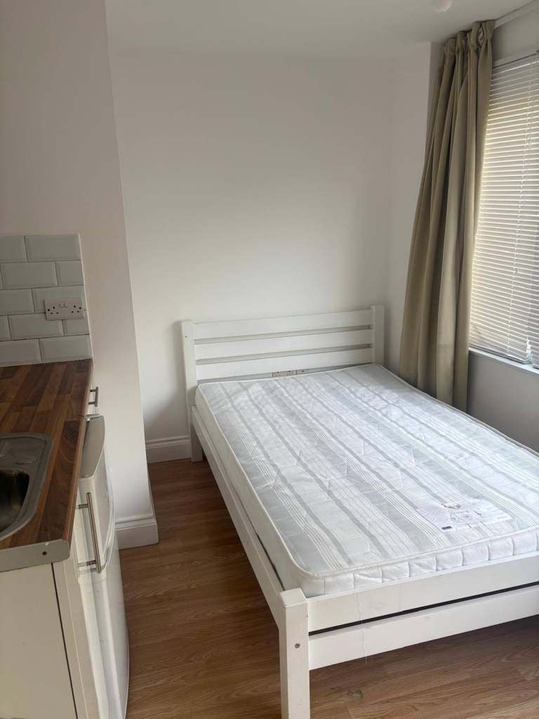 Room Pomfret Avenue in Luton