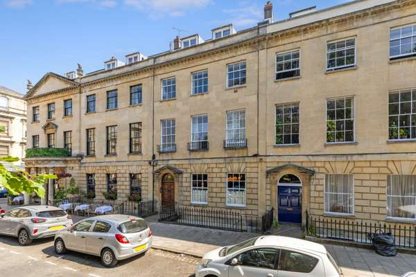 Flat Caledonia Place in Bristol