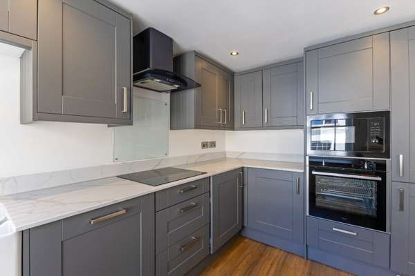 Flat Caledonia Place in Bristol