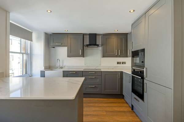 Flat Caledonia Place in Bristol