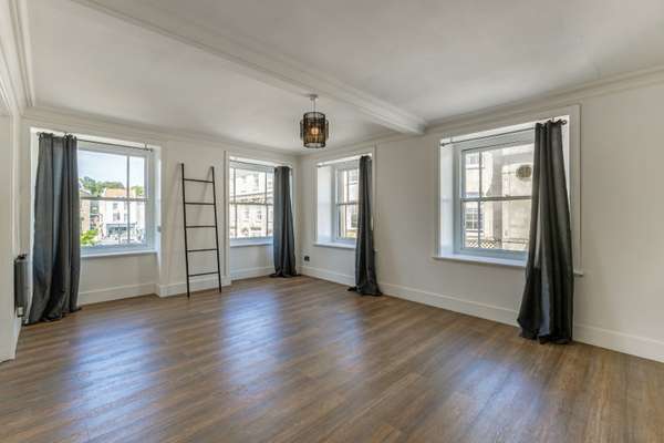Flat Caledonia Place in Bristol