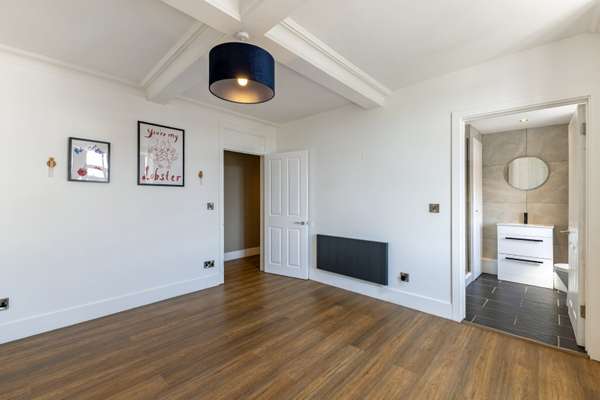 Flat Caledonia Place in Bristol
