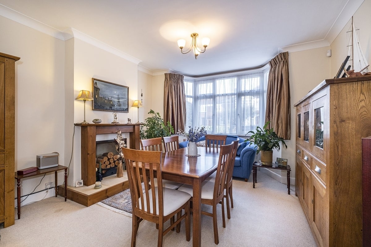 House Sandbourne Avenue in Greater London