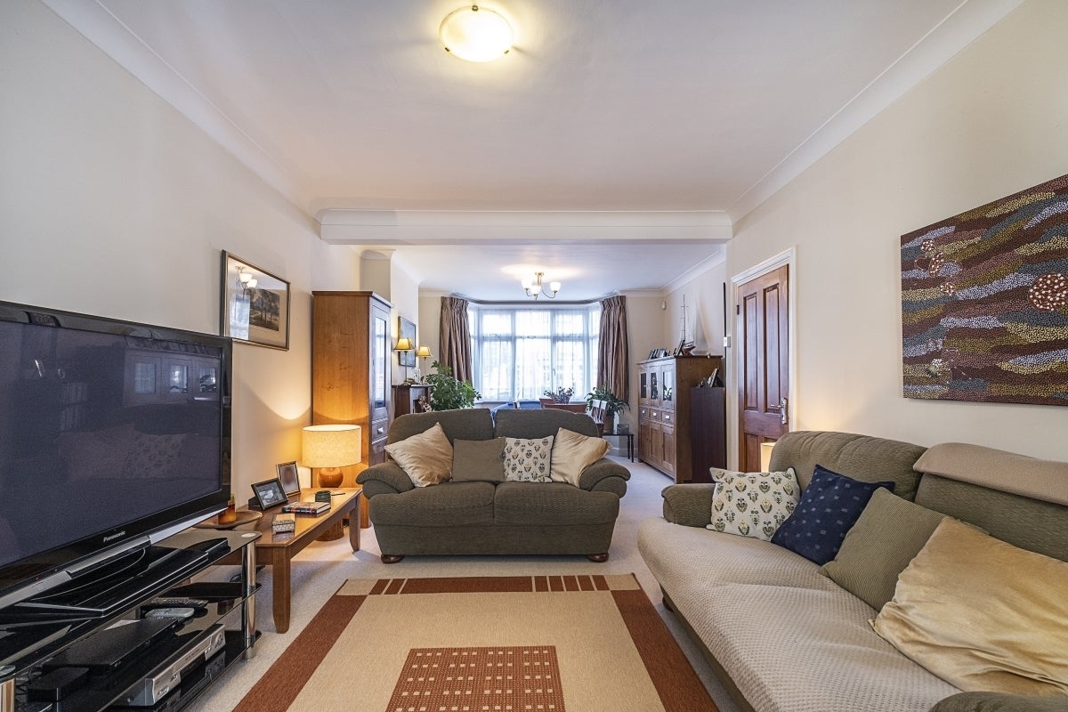 House Sandbourne Avenue in Greater London