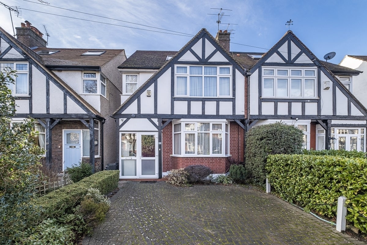 House Sandbourne Avenue in Greater London