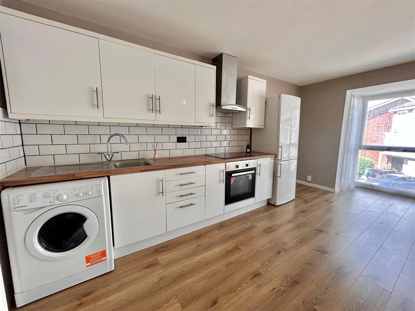 Flat Connaught Road in Greater London
