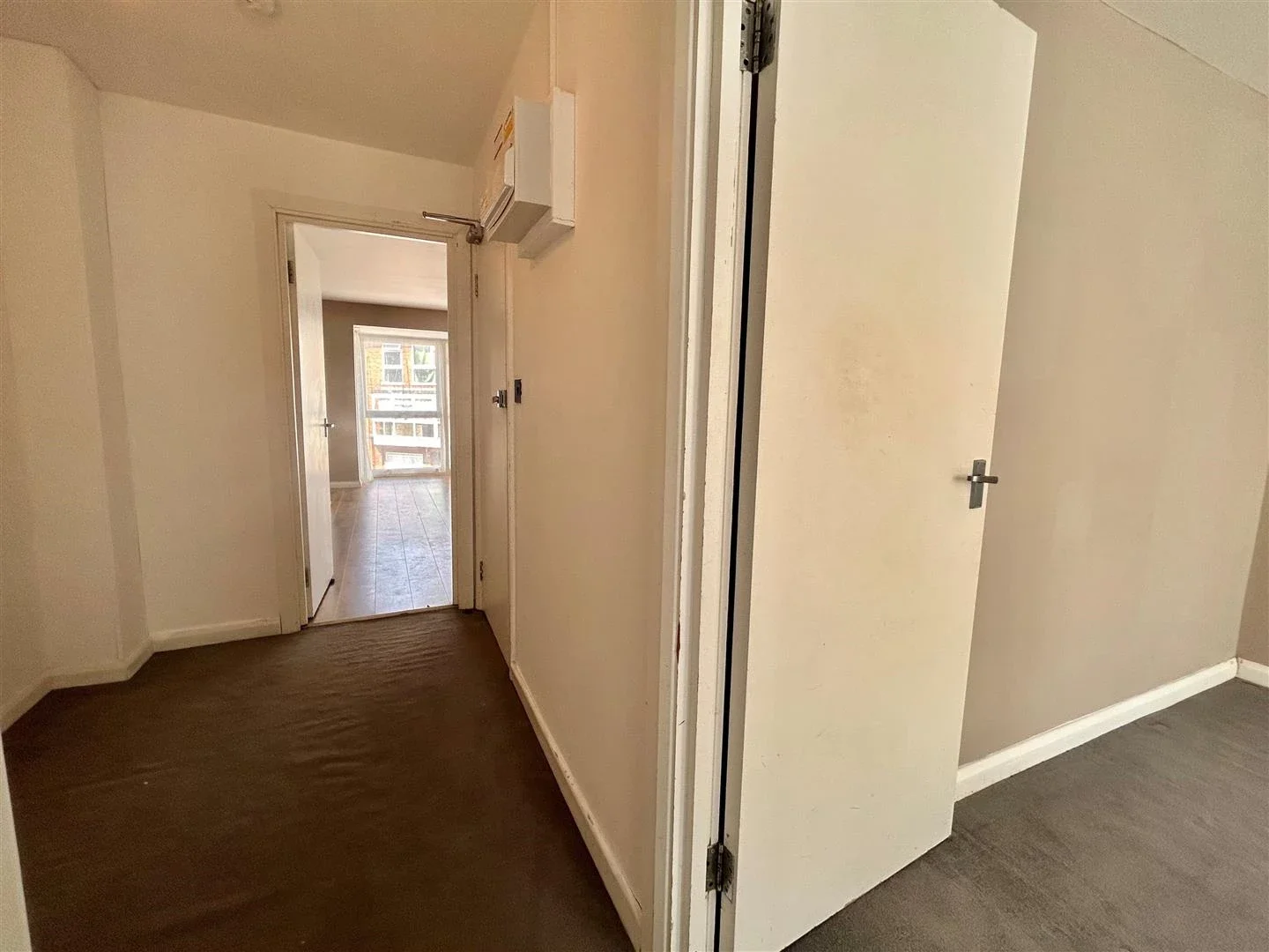 Flat Connaught Road in Greater London