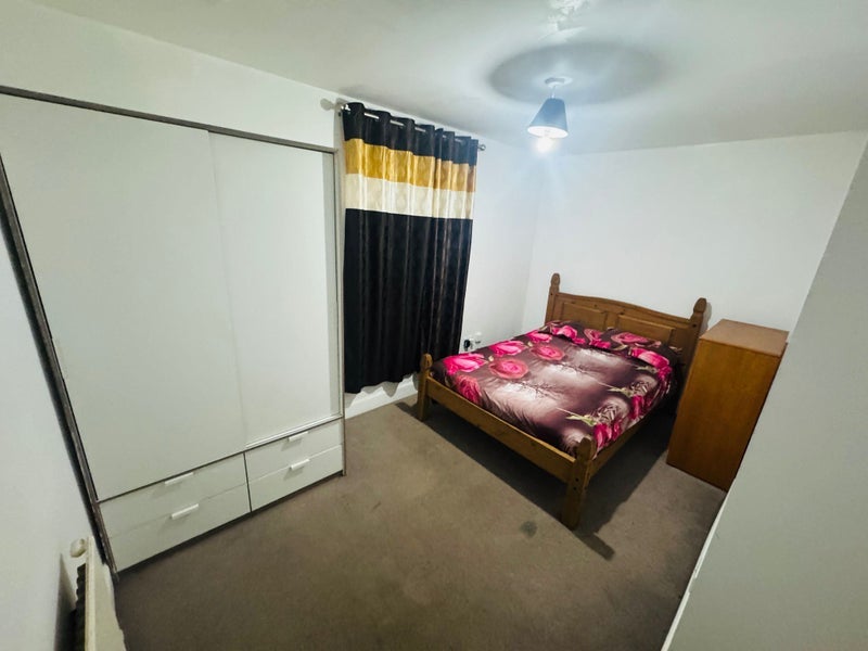 Flat Parkhead Drive in City of Edinburgh