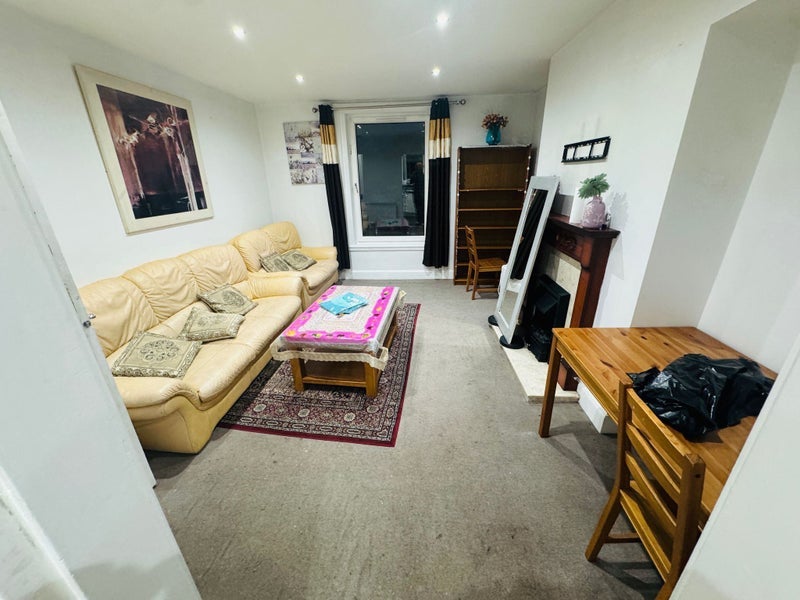 Flat Parkhead Drive in City of Edinburgh