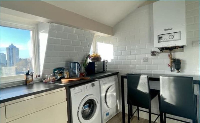 Room Clapham Road in Greater London