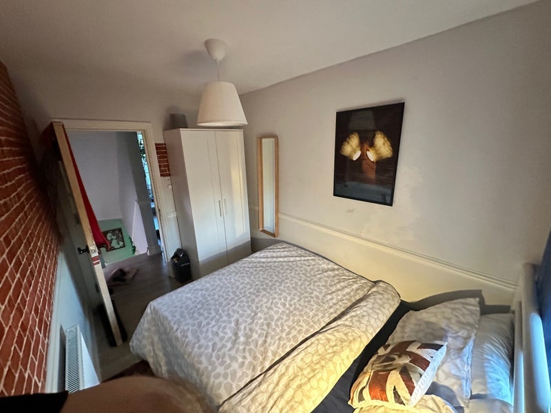 Room Clapham Road in Greater London