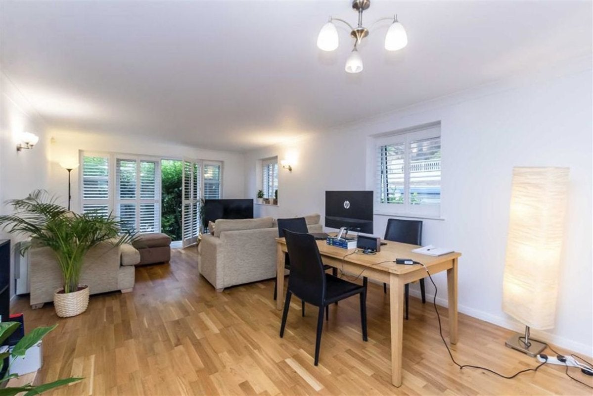 Flat Jardine Road in Greater London