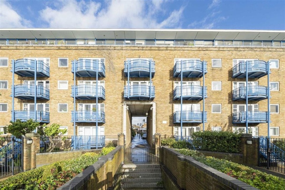 Flat Jardine Road in Greater London