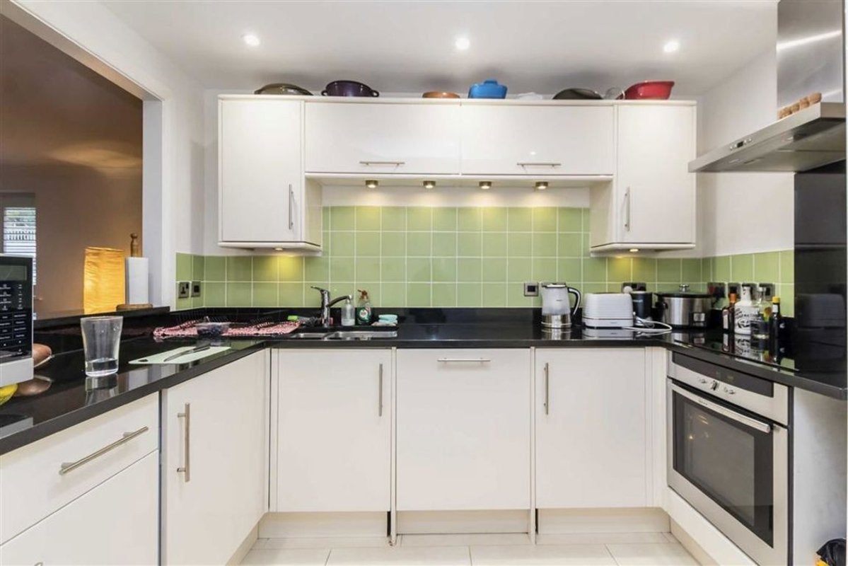 Flat Jardine Road in Greater London