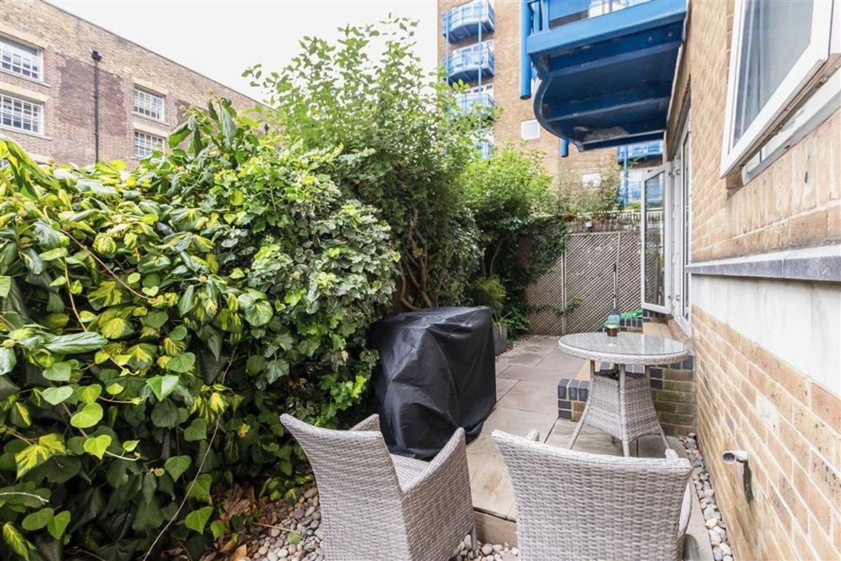 Flat Jardine Road in Greater London