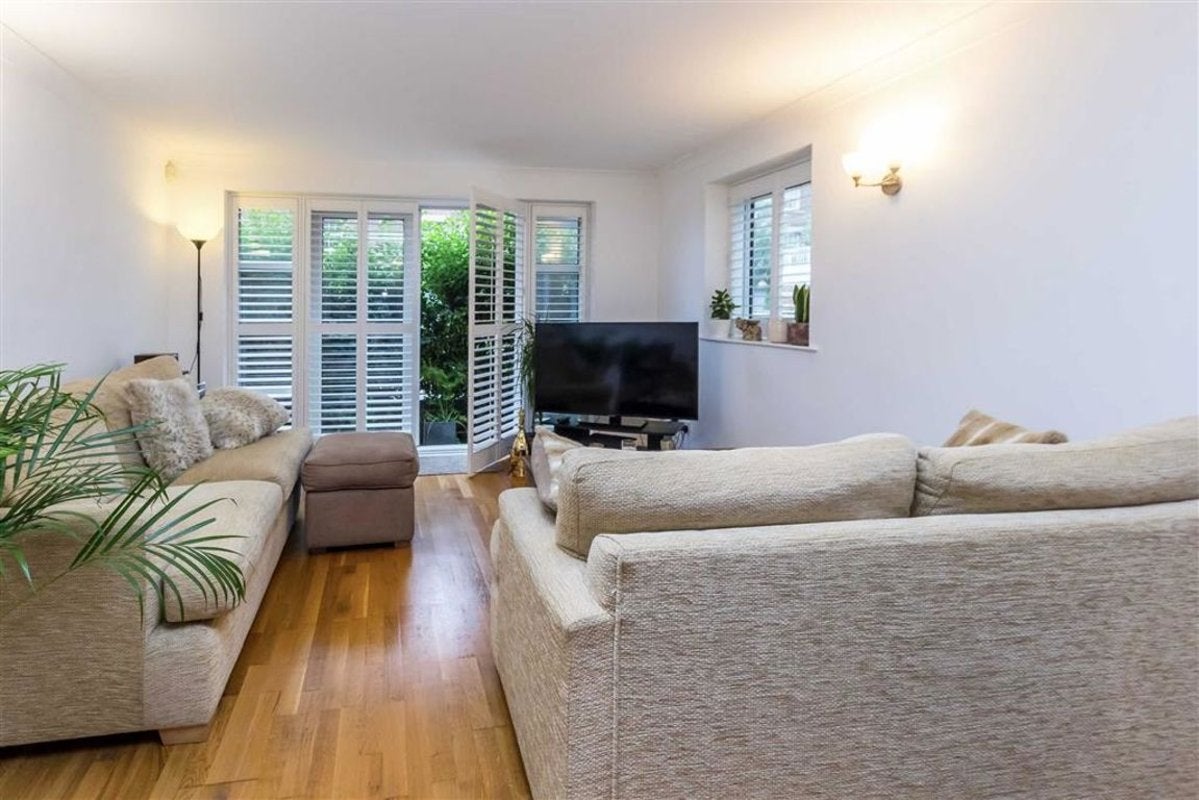 Flat Jardine Road in Greater London