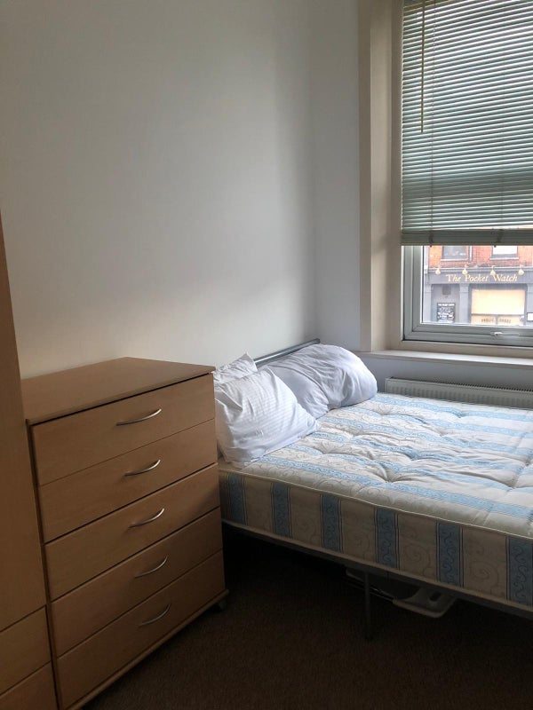 Flat Percy Road in Greater London