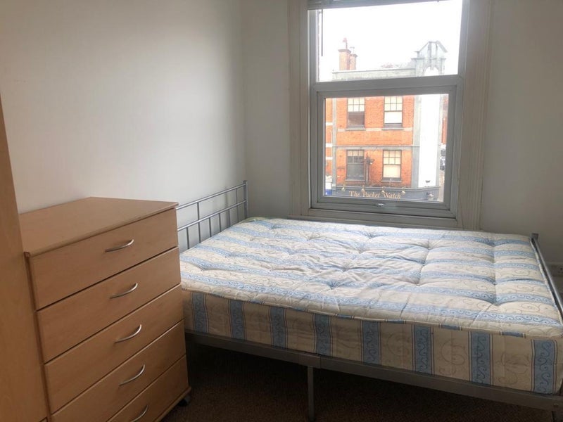 Flat Percy Road in Greater London