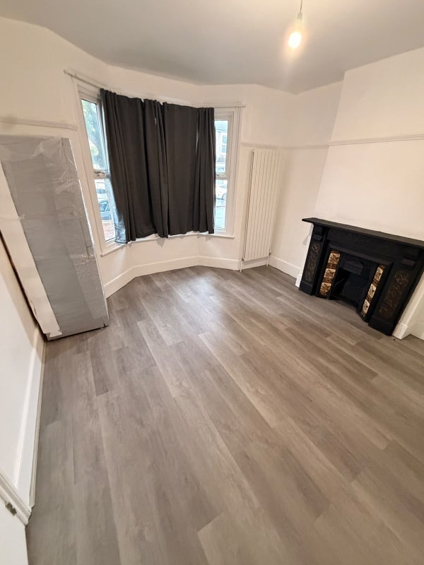 Room Chatfield Road in Greater London