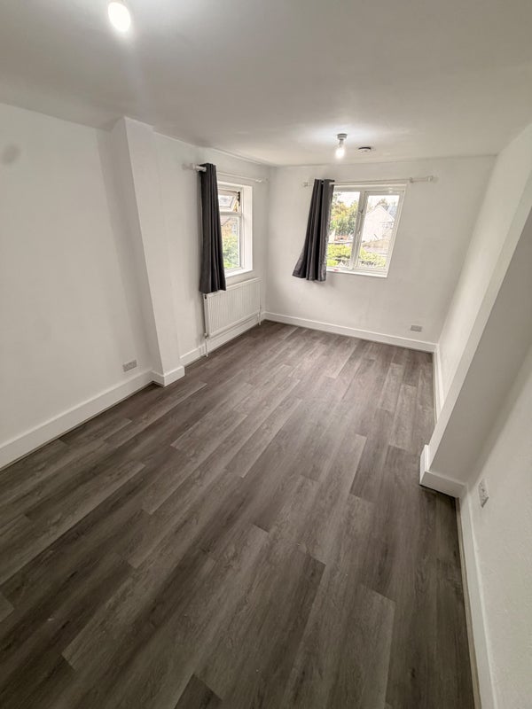 Room Chatfield Road in Greater London