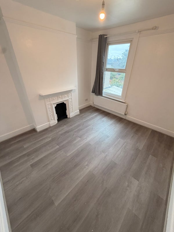 Room Chatfield Road in Greater London