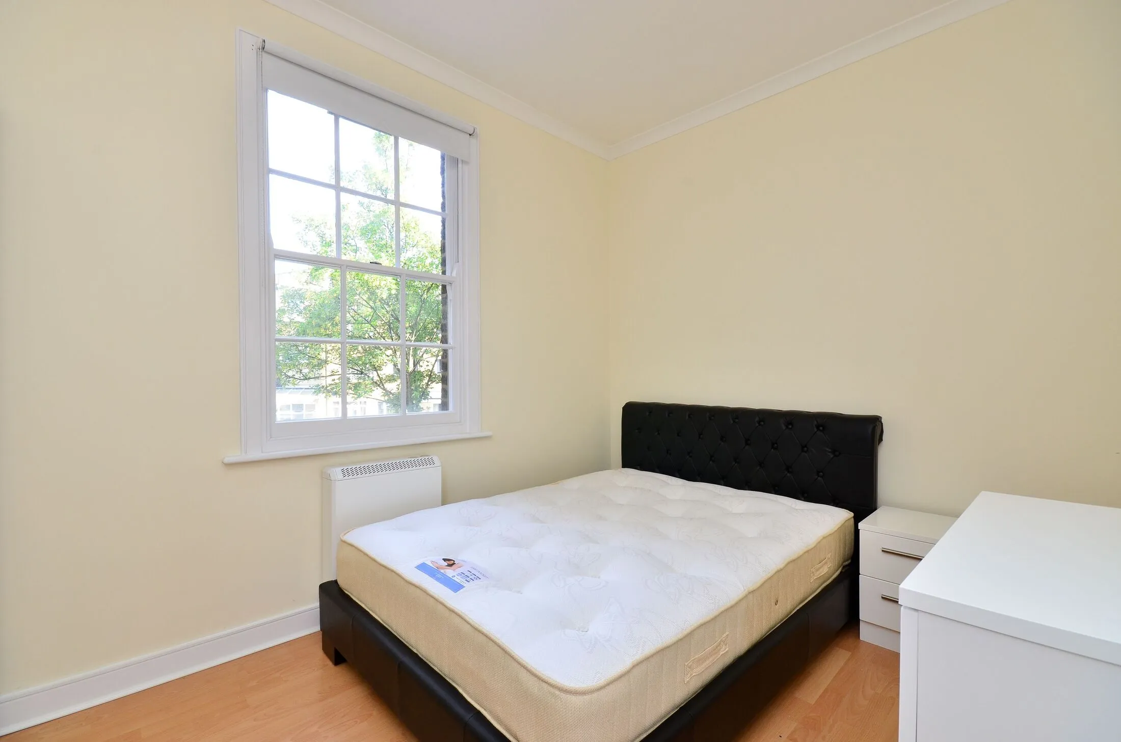 Flat Pembroke Road in Greater London