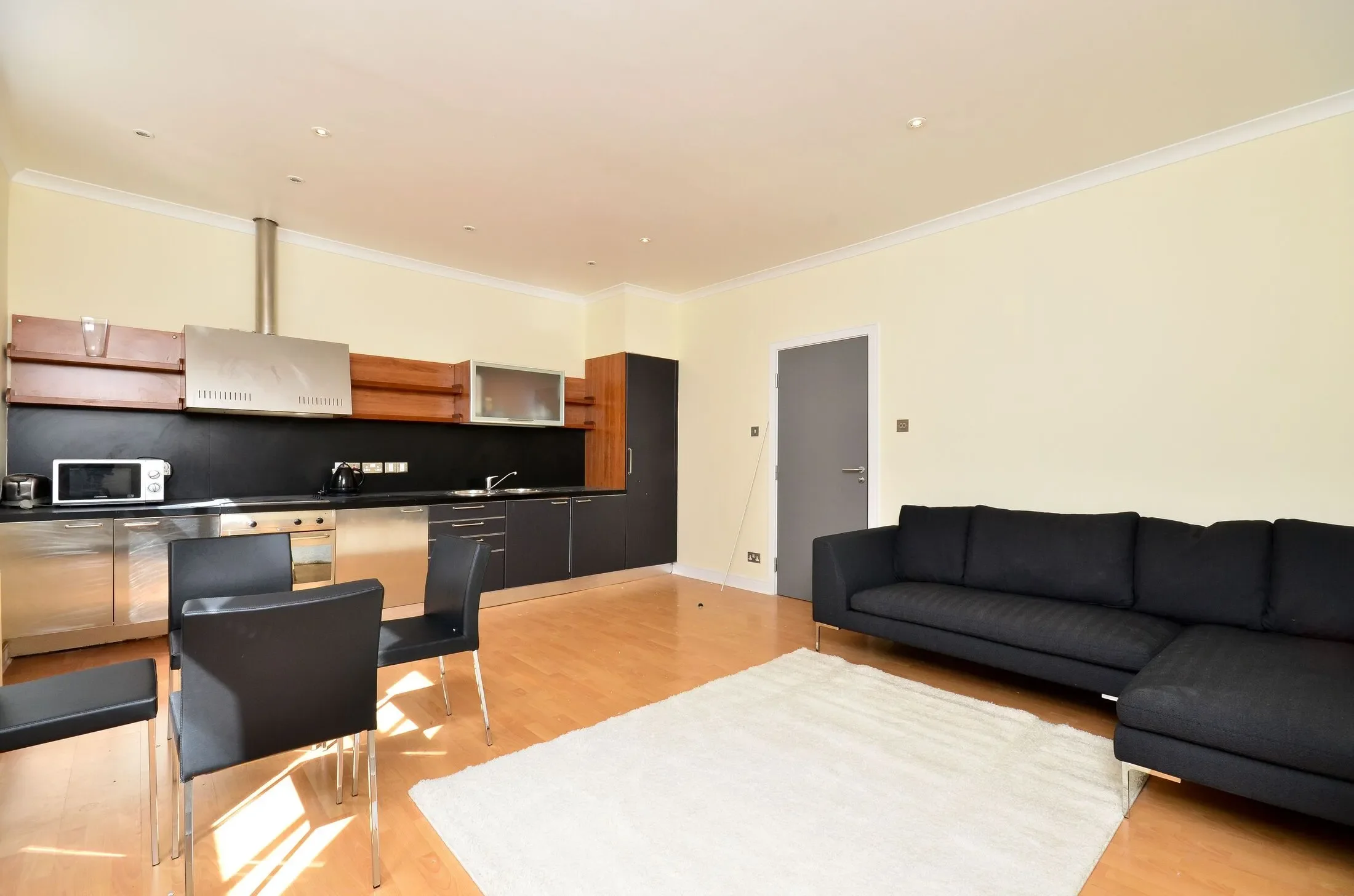 Flat Pembroke Road in Greater London