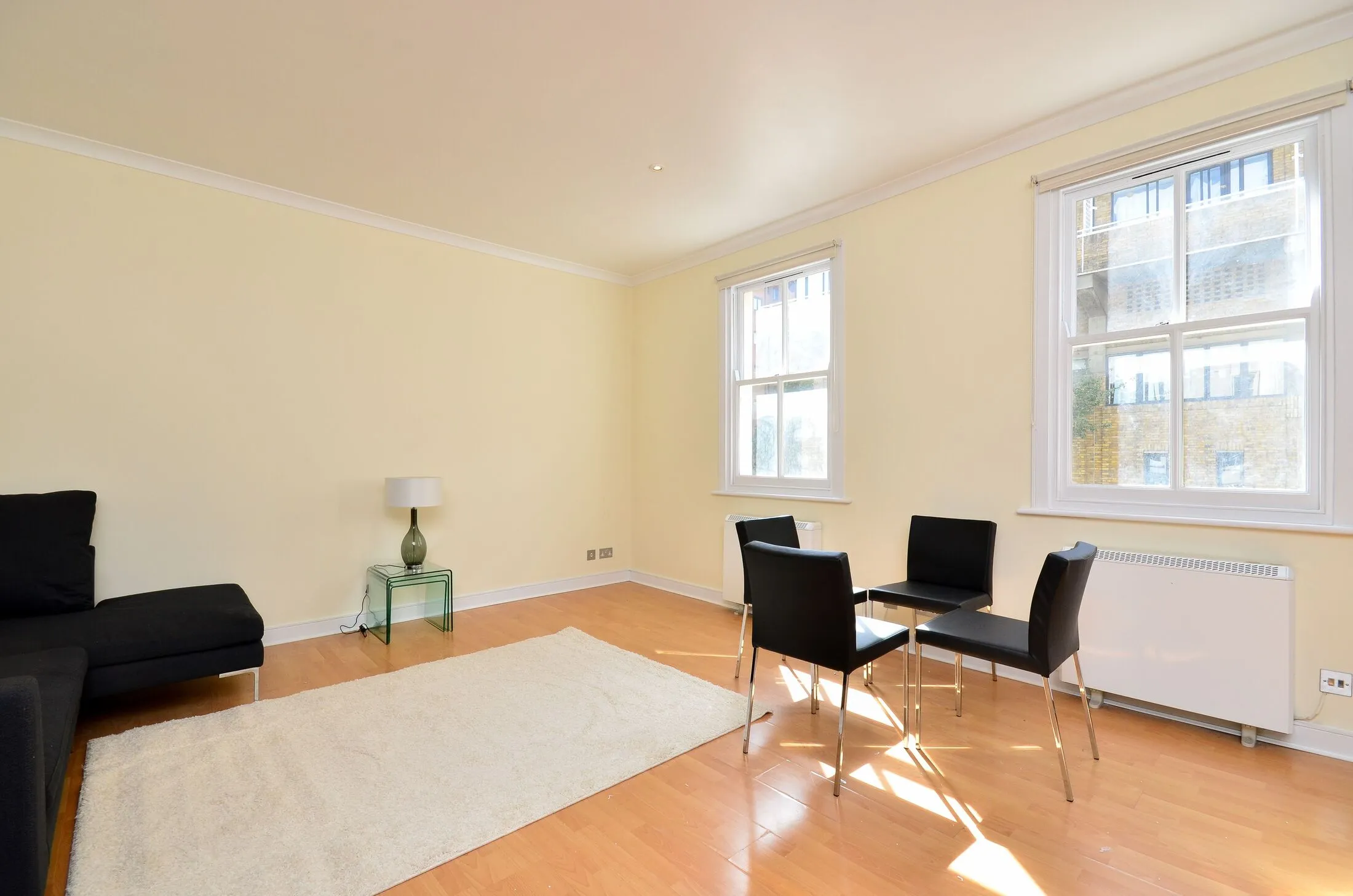 Flat Pembroke Road in Greater London