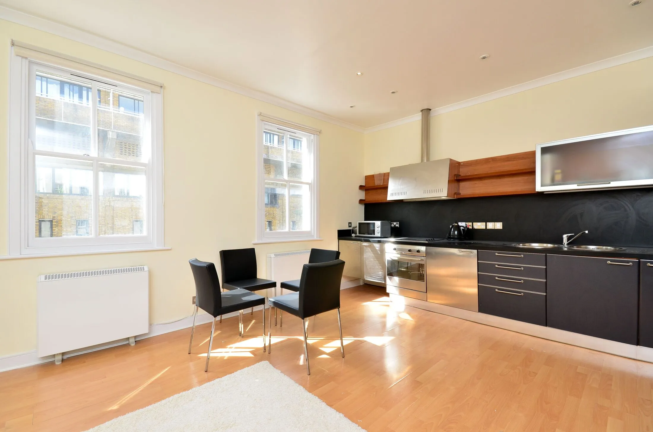 Flat Pembroke Road in Greater London