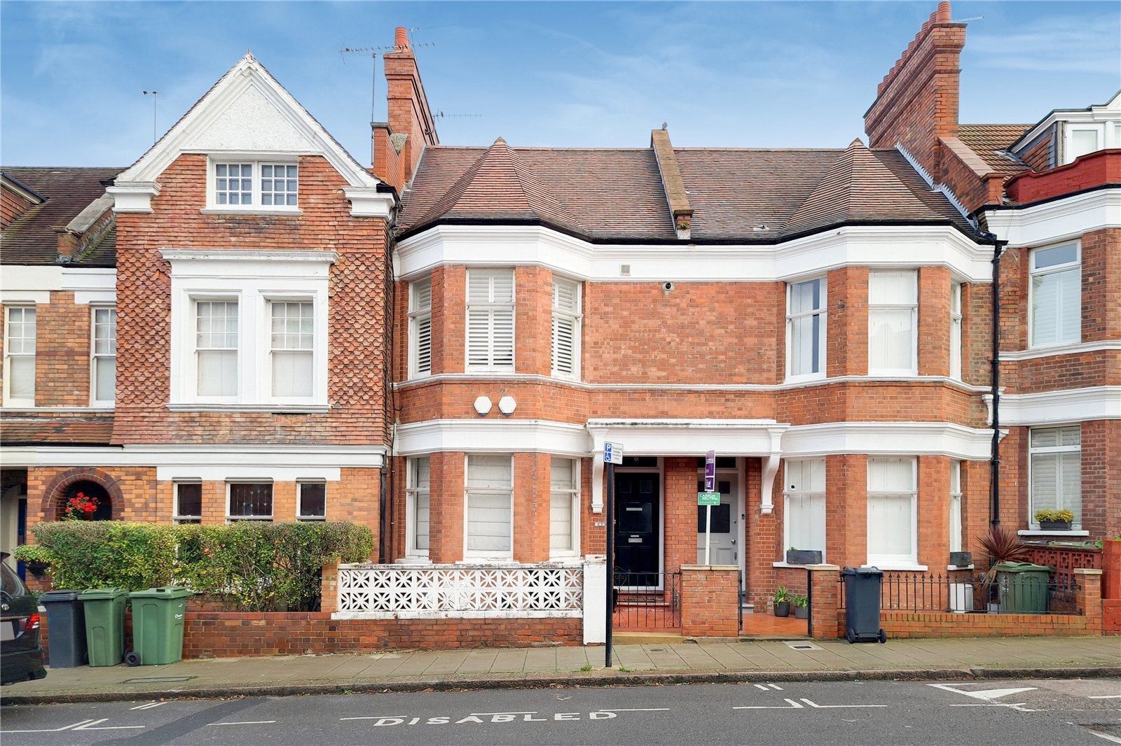Flat Barcombe Avenue in Greater London