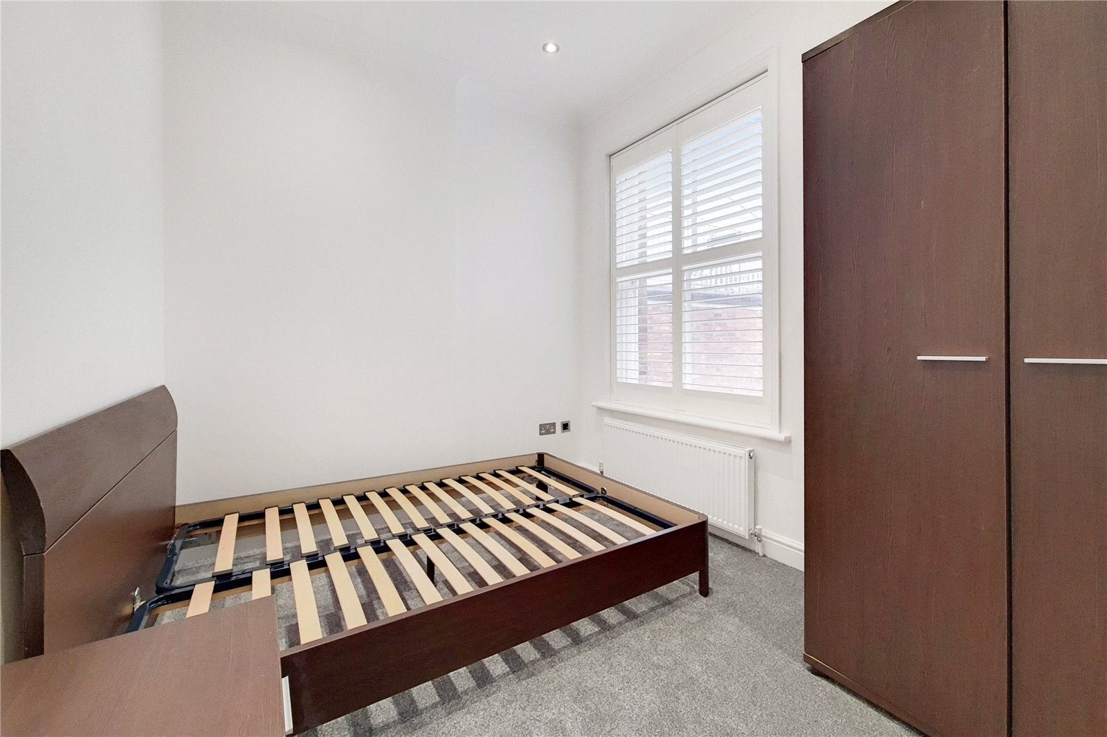 Flat Barcombe Avenue in Greater London