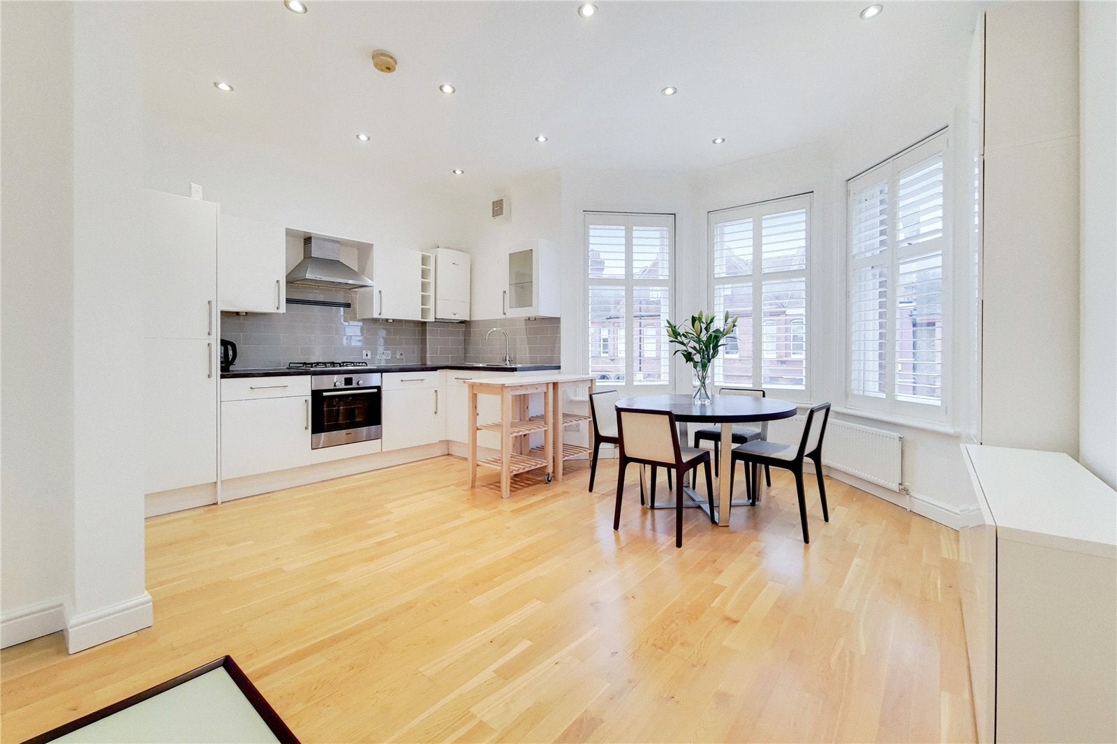 Flat Barcombe Avenue in Greater London