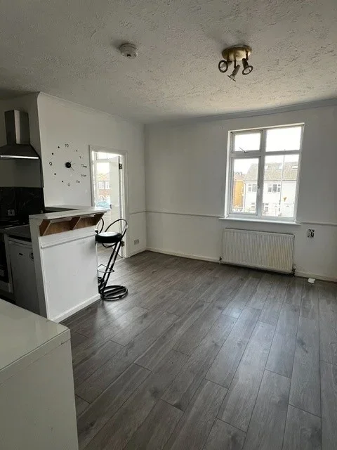 Flat Gray Avenue in Greater London